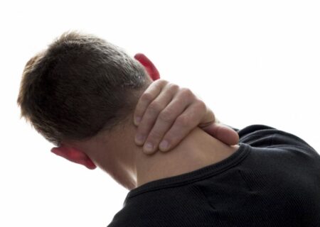 سندروم گردن پیامکی؛ بیماری شایع قرن بیست و یکم