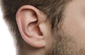 مهم‌ترین عوامل ابتلا به پیرگوشی را بشناسید