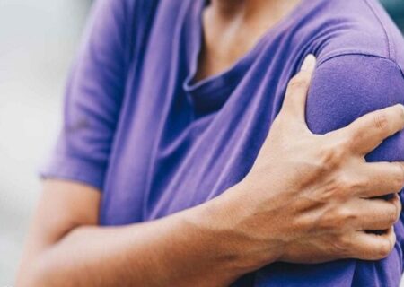 شانه یخ‌زده چیست؟ علل و روند ایجاد بیماری