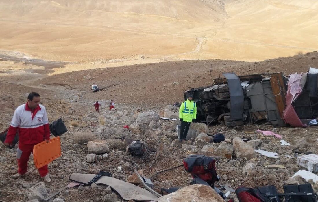 آخرین وضعیت حادثه واژگونی اتوبوس تهران–یاسوج؛ ۴ فوتی و ۱۷ مصدوم