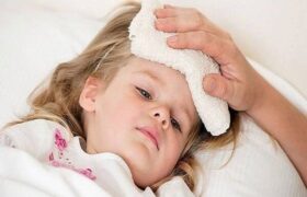 دوش آب سرد، کودک تب‌دار را وارد شوک می‌کند
